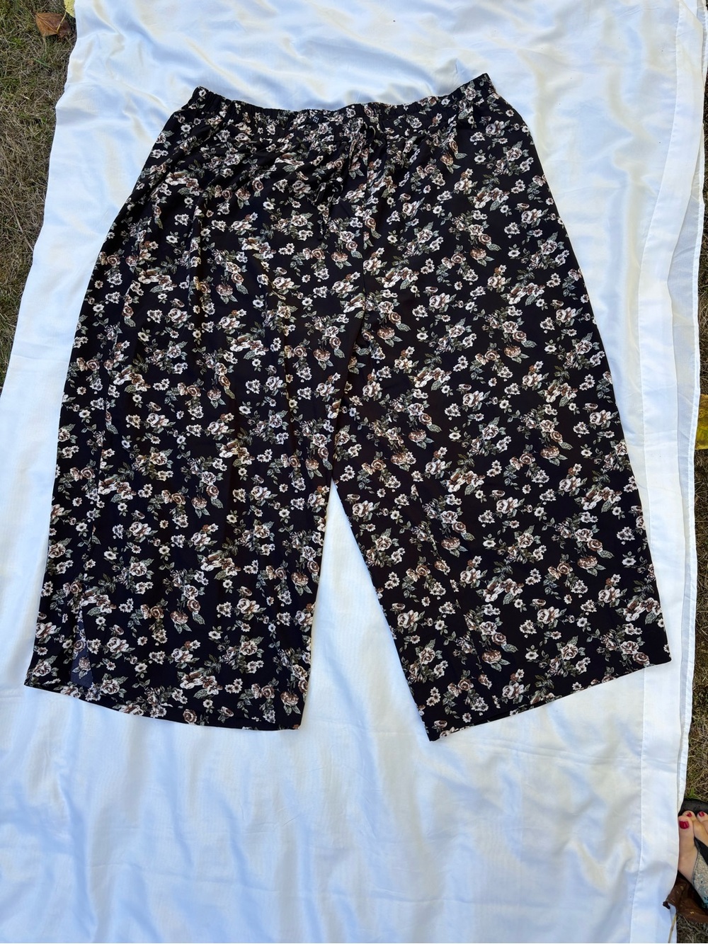 BloomChic Black Floral Pull-On Capri Shorts